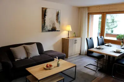 Ein Sitzbereich in der Unterkunft Haus Les Mélèzes C