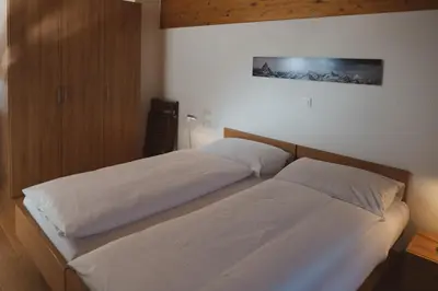Ein Bett oder Betten in einem Zimmer der Unterkunft Haus Mischabel