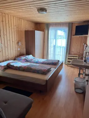 Ein Bett oder Betten in einem Zimmer der Unterkunft Berghotel Furggstalden