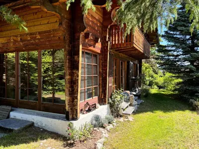 Ein Garten an der Unterkunft Magnifique chalet familial pour 10 personnes au coeur de Nax