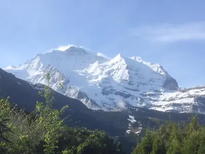 Ein allgemeiner Bergblick oder ein Berglick von des Chalets aus