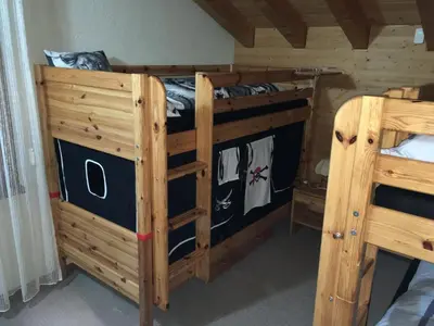 Ein Etagenbett oder Etagenbetten in einem Zimmer der Unterkunft Chalet Orchis