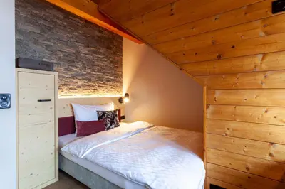 Ein Bett oder Betten in einem Zimmer der Unterkunft Sonne Andermatt Swiss Quality Hotel