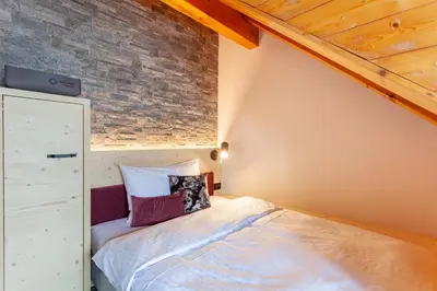 Ein Bett oder Betten in einem Zimmer der Unterkunft Sonne Andermatt Swiss Quality Hotel
