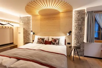 Ein Bett oder Betten in einem Zimmer der Unterkunft Sonne Andermatt Swiss Quality Hotel