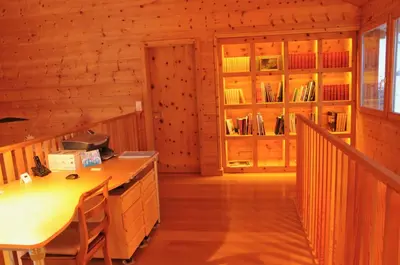 Die Bibliothek im Chalet