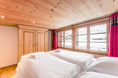Ein Bett oder Betten in einem Zimmer der Unterkunft Chic Alpine Apartment for 5 - Perfect for skiers