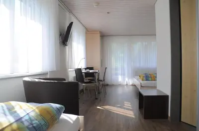 Ein Sitzbereich in der Unterkunft Ferien- und Familienhotel Alpina Adelboden
