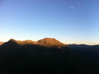 Ein allgemeiner Bergblick oder ein Berglick von der Ferienwohnung aus