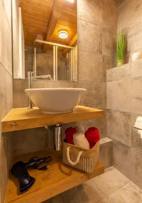Ein Badezimmer in der Unterkunft Chalet Wäschhüsli near Interlaken, Grindelwald and Lauterbrunnen