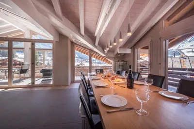 Ein Restaurant oder anderes Speiselokal in der Unterkunft Chalet Schneehoren Penthouse