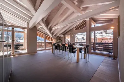 Ein Restaurant oder anderes Speiselokal in der Unterkunft Chalet Schneehoren Penthouse