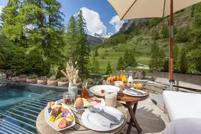 Ein allgemeiner Bergblick oder ein Berglick von des Hotels aus