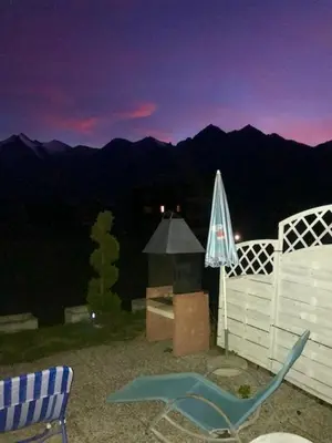 Ein allgemeiner Bergblick oder ein Berglick von der Ferienwohnung aus