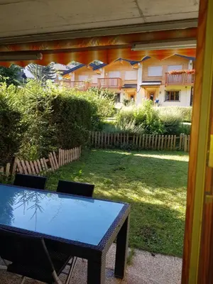 Ein Garten an der Unterkunft Rue de Bel-Aube Chalet Joli 10