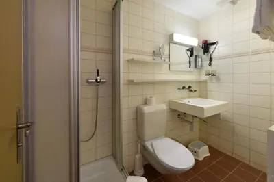 Ein Badezimmer in der Unterkunft Hotel Krone Lenk