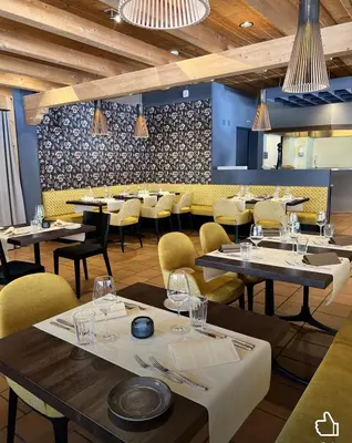 Ein Restaurant oder anderes Speiselokal in der Unterkunft Hotel Krone Lenk