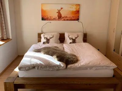 Ein Bett oder Betten in einem Zimmer der Unterkunft Fluehblüemli