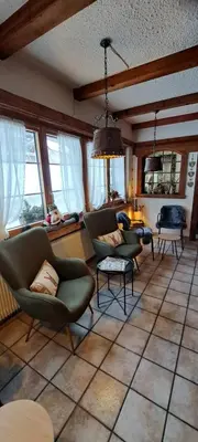 Ein Sitzbereich in der Unterkunft B&B Chalet Rustica Inden, Leukerbad