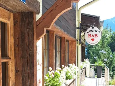 Ein allgemeiner Bergblick oder ein Berglick von des Bed & Breakfasts aus
