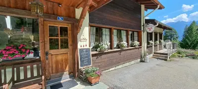 Ein Garten an der Unterkunft B&B Chalet Rustica Inden, Leukerbad