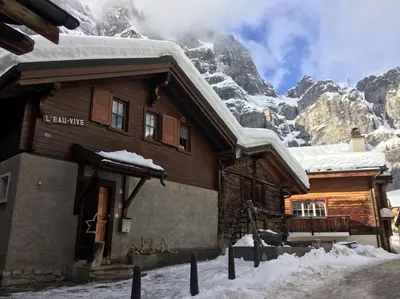 Ein allgemeiner Bergblick oder ein Berglick von des Chalets aus