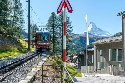 Ein allgemeiner Bergblick oder ein Berglick von des Aparthotels aus
