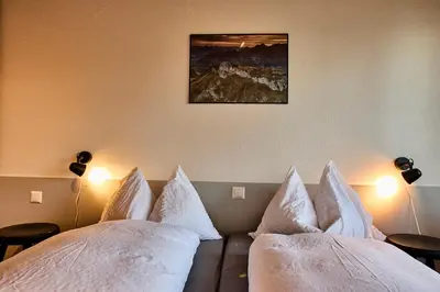 Ein Bett oder Betten in einem Zimmer der Unterkunft Auszeit-Hotel Z Aeschiried