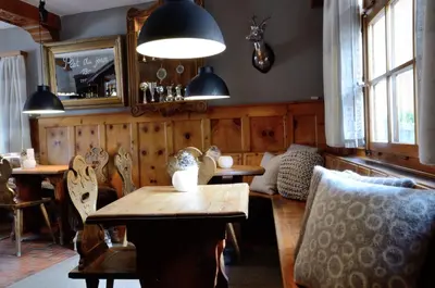 Ein Sitzbereich in der Unterkunft Hôtel Le Grand Chalet Favre