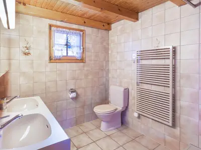 Ein Badezimmer in der Unterkunft Chalet Eloise by Interhome