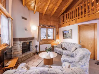 Ein Sitzbereich in der Unterkunft Chalet Eloise by Interhome