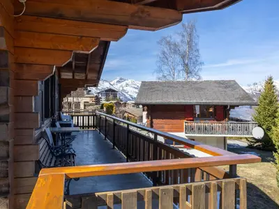 Ein Balkon oder eine Terrasse in der Unterkunft Chalet L'Alouette by Interhome
