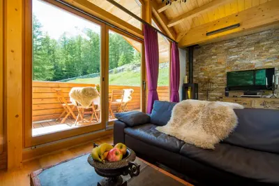 Ein Sitzbereich in der Unterkunft Chalet Black Pearl