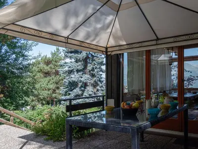 Ein Garten an der Unterkunft Chalet Valet de Coeur by Interhome