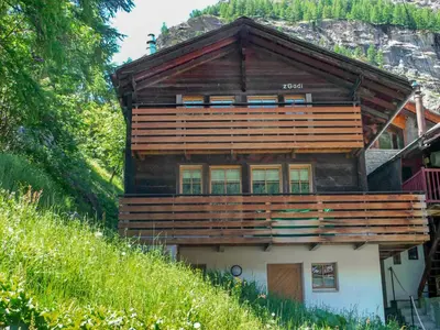 Das Gebäude in dem sich das Ferienhaus befindet