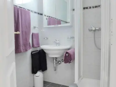 Ein Badezimmer in der Unterkunft Apartment Obri Tuftra-4 by Interhome