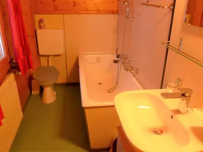 Ein Badezimmer in der Unterkunft Apartment Lärchenheim by Interhome