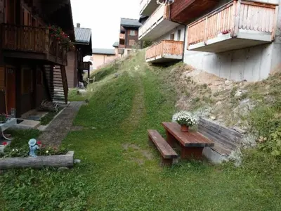Ein Garten an der Unterkunft Apartment Bärgblüemli 2- OG Ost by Interhome