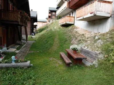 Ein Garten an der Unterkunft Apartment Bärgblüemli 2- OG Ost by Interhome