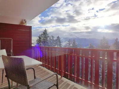 Ein Balkon oder eine Terrasse in der Unterkunft Apartment Les Faverges 8 by Interhome