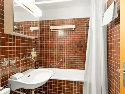 Ein Badezimmer in der Unterkunft Apartment Aragon B48 by Interhome