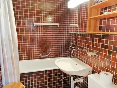 Ein Badezimmer in der Unterkunft Apartment Aragon T100 by Interhome