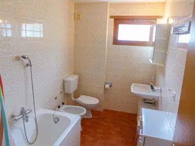Ein Badezimmer in der Unterkunft Apartment San Giorgio A 12 by Interhome