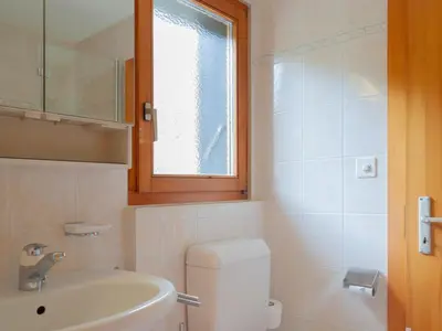 Ein Badezimmer in der Unterkunft Apartment Les Crêtes 1-3 by Interhome