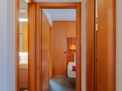 Ein Badezimmer in der Unterkunft Apartment Les Crêtes 1-3 by Interhome