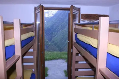 Ein Etagenbett oder Etagenbetten in einem Zimmer der Unterkunft Agri Scinghiöra