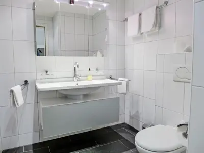 Ein Badezimmer in der Unterkunft Apartment Chalet Smaragd-1 by Interhome