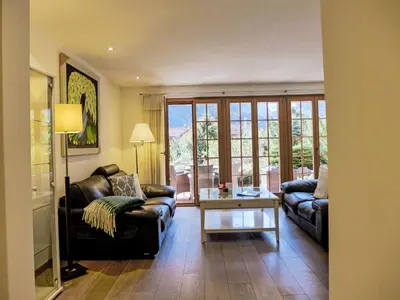 Ein Sitzbereich in der Unterkunft Apartment Chalet Smaragd-1 by Interhome