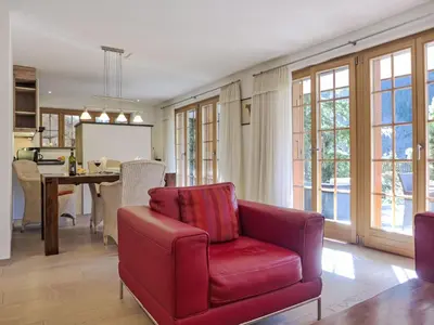 Ein Sitzbereich in der Unterkunft Apartment Chalet Smaragd-3 by Interhome
