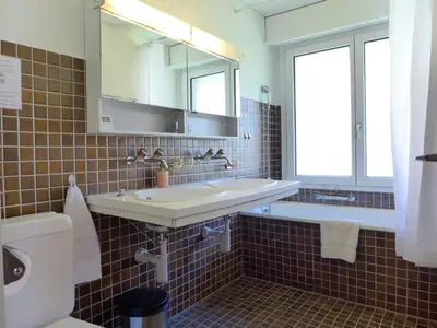 Ein Badezimmer in der Unterkunft Holiday Home Salzhubelweg by Interhome